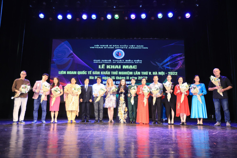 BTC tặng hoa cho các đơn vị nghệ thuật tham gia Liên hoan. Ảnh: Quang Tấn.