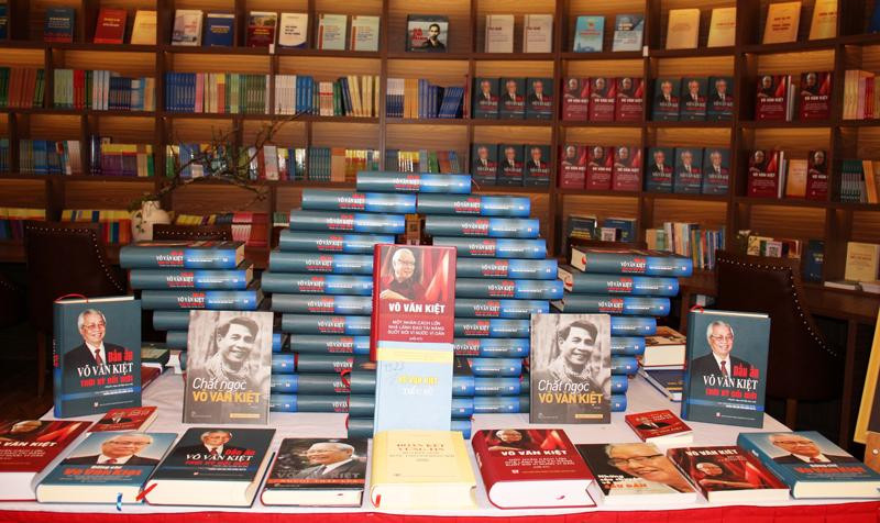 Một phần trưng bày sách và tư liệu về cố Thủ tướng Võ Văn Kiệt.