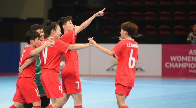 Tuyển futsal nữ Việt Nam ăn mừng chiến thắng Thái Lan, vô địch Đông Nam Á 2024