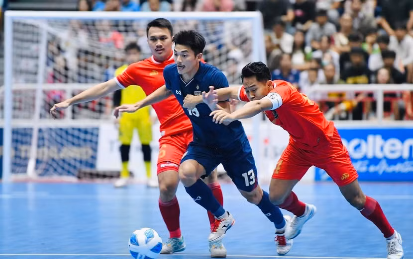 Chủ nhà Thái Lan (áo xanh) trong trận thảm bại Indonesia 1-5