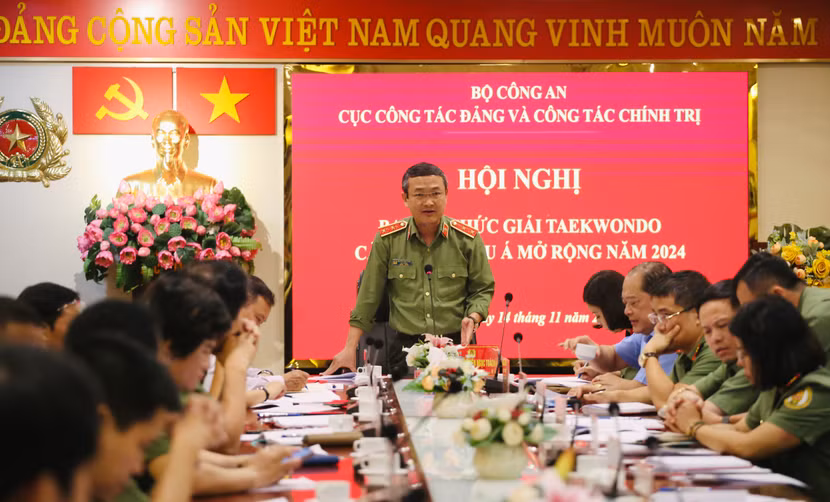 Trung tướng Nguyễn Ngọc Toàn - Cục trưởng Công tác Đảng và công tác chính trị, Trưởng ban tổ chức phát biểu tại cuộc họp ban tổ chức giải, sáng 14-11