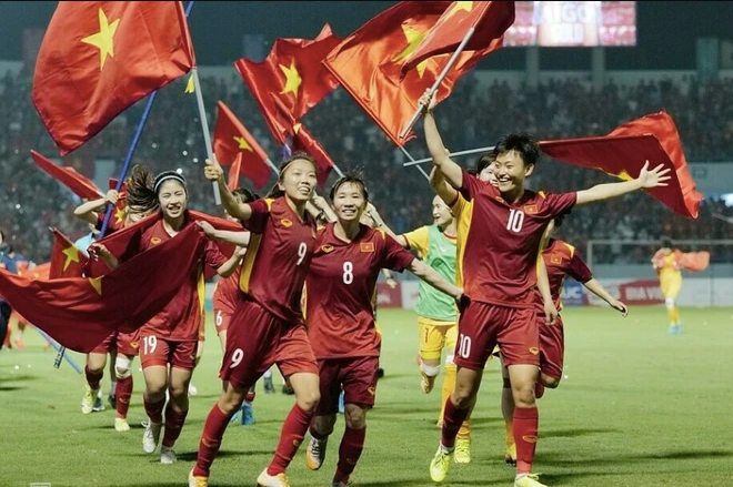 Thuỳ Trang (8) cùng đồng đội ăn mừng chức vô địch SEA Games 31 trên sân nhà Thuỳ Trang (8) cùng đồng đội ăn mừng chức vô địch SEA Games 31 trên sân nhà