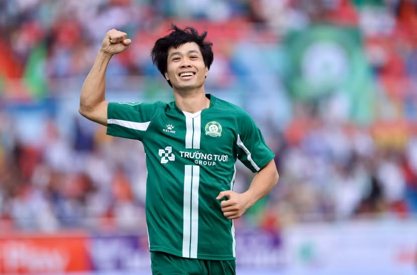 Công Phượng mờ nhạt suốt 9 tháng đầu năm 2024 tại CLB Yokohama (Nhật Bản), trước khi toả sáng sau 3 trận khoác áo CLB Bình Phước (giải hạng Nhất)