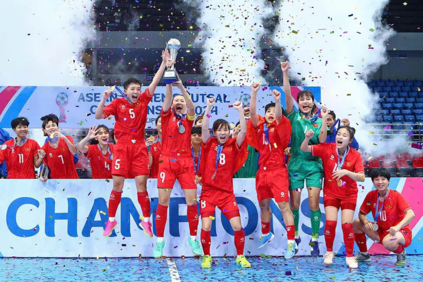 ...và cùng đồng đội ăn mừng chức vô địch giải futsal Đông Nam Á 2024 ...và cùng đồng đội ăn mừng chức vô địch giải futsal Đông Nam Á 2024