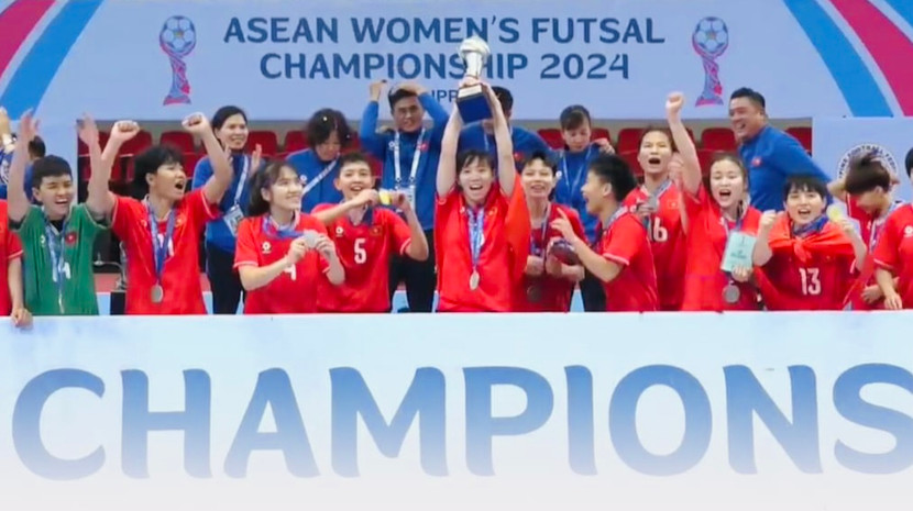 Thuỳ Trang nâng cao cúp vô địch... Thuỳ Trang nâng cao cúp vô địch...