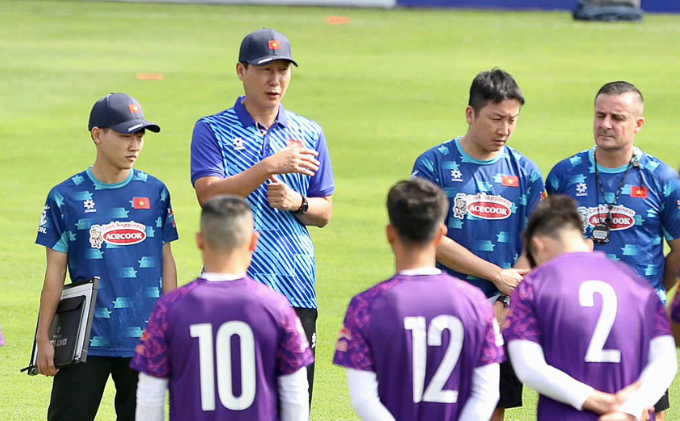HLV Kim Sang-sik muốn từng bước mang lại sự thay đổi thể chất cho cầu thủ Việt trong điều kiện nhất định HLV Kim Sang-sik muốn từng bước mang lại sự thay đổi thể chất cho cầu thủ Việt trong điều kiện nhất định