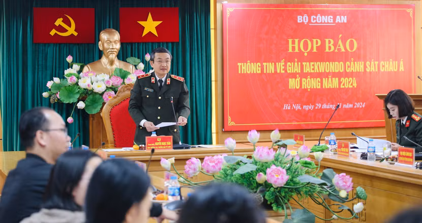 Trung tướng Nguyễn Ngọc Toàn - Cục trưởng Công tác Đảng và công tác chính trị Bộ Công an, Trưởng ban tổ chức, chủ trì họp báo Giải Taekwondo Cảnh sát các nước châu Á mở rộng năm 2024