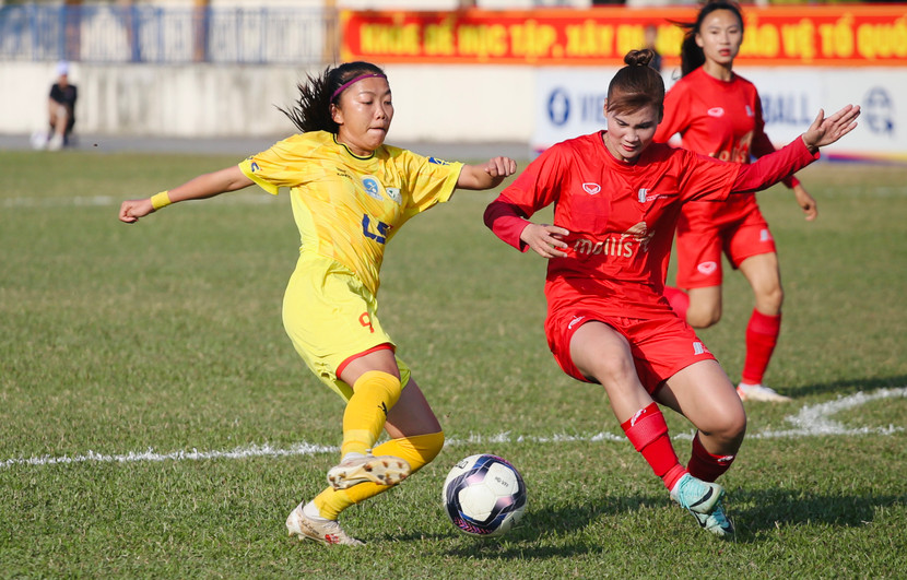 Huỳnh Như (trái) không thể ghi bàn trong ngày sinh nhật 33 tuổi Huỳnh Như (trái) không thể ghi bàn trong ngày sinh nhật 33 tuổi