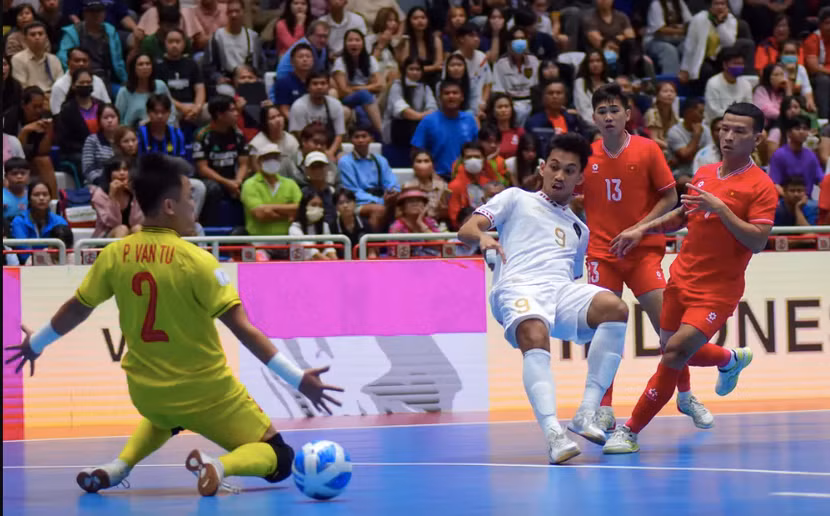 Đội tuyển futsal Việt Nam (áo đỏ) thua Indonesia 0-2 tại chung kết Đông Nam Á 2024