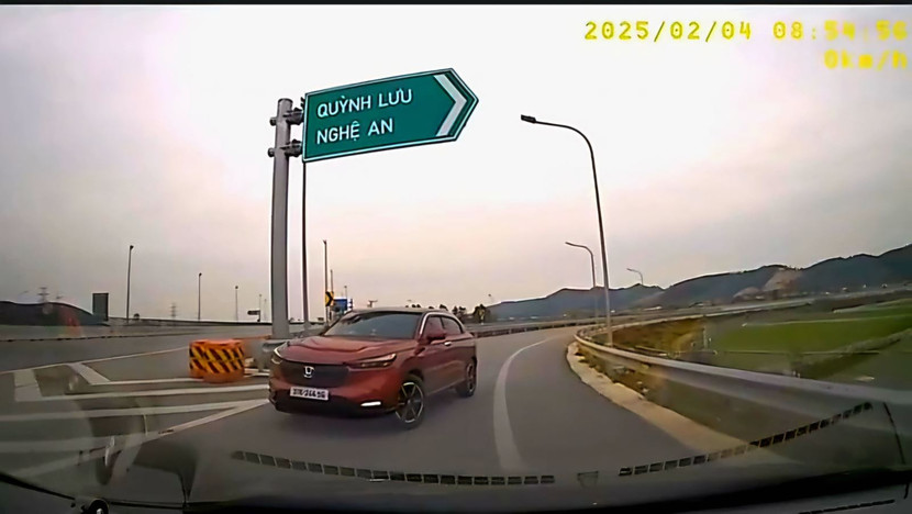 Hình ảnh ghi lại chiếc xe ô tô đi ngược chiều do một nữ tài xế điều khiển Hình ảnh ghi lại chiếc xe ô tô đi ngược chiều do một nữ tài xế điều khiển