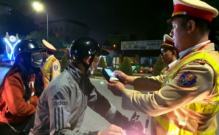 Nhiều trường hợp lái xe có nồng độ cồn bị lực lượng CSGT phát hiện xử lý