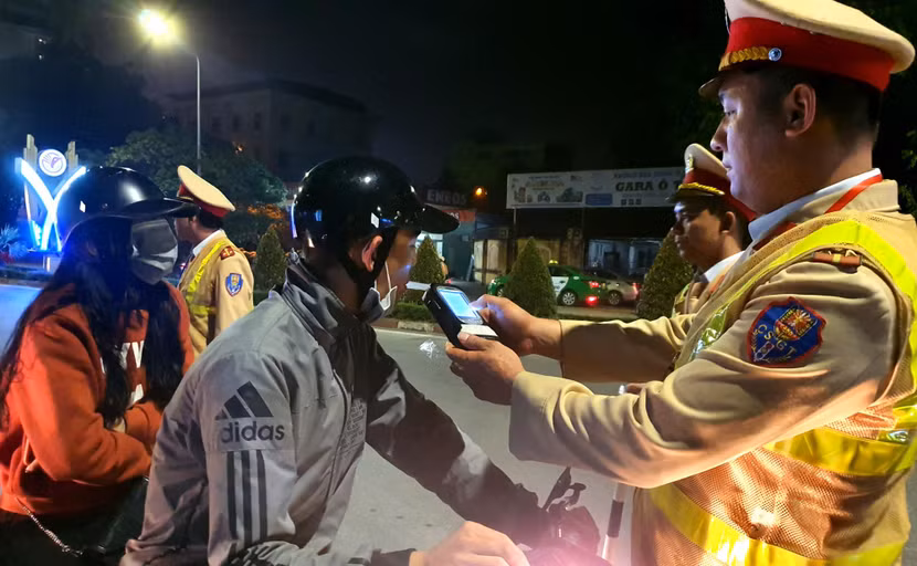 Nhiều trường hợp lái xe có nồng độ cồn bị lực lượng CSGT phát hiện xử lý