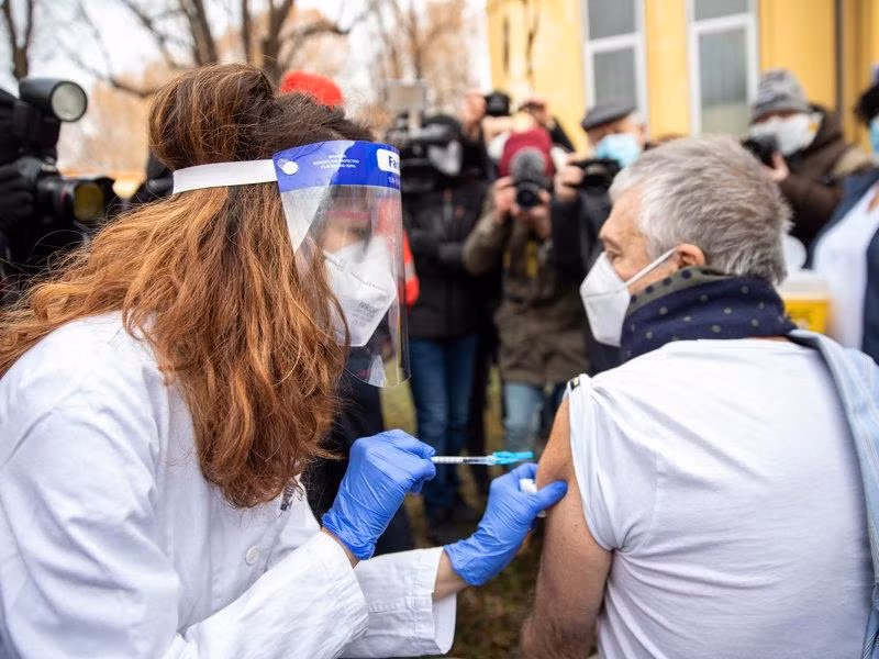 Tiêm vaccine phòng chống Covid-19 cho một người dân ở Turin, Italia ngày 28-12