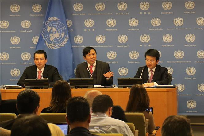 Đại sứ, Trưởng phái đoàn Việt Nam tại Liên hợp quốc Đặng Đình Quý trong buổi Họp báo quốc tế - hoạt động mở đầu cho nhiệm kỳ Ủy viên không thường trực Hội đồng Bảo an 2020-2021