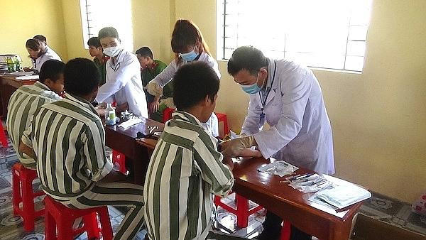 Phạm nhân khi đến cơ sở giam giữ được y tế của cơ sở giam giữ tổ chức khám, lập phiếu theo dõi sức khỏe (Ảnh minh họa)