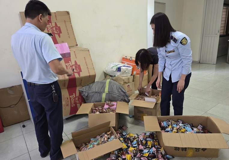 Lực lượng chức năng kiểm tra, phát hiện vi phạm tại một cơ sở kinh doanh trong dịp Tết Trung thu Lực lượng chức năng kiểm tra, phát hiện vi phạm tại một cơ sở kinh doanh trong dịp Tết Trung thu