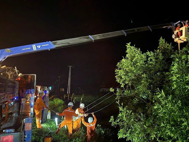 Lực lượng công nhân, kỹ sư EVNCPC làm việc xuyên đêm tại Quảng Trị