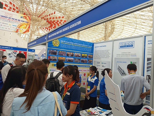 Đông đảo khách hàng trong nước và quốc tế tham quan các gian hàng