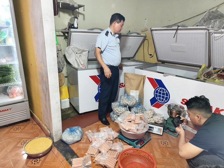 Lực lượng chức năng kiểm tra hàng hóa tại hộ kinh doanh của ông Hoàng Cao Khải Lực lượng chức năng kiểm tra hàng hóa tại hộ kinh doanh của ông Hoàng Cao Khải