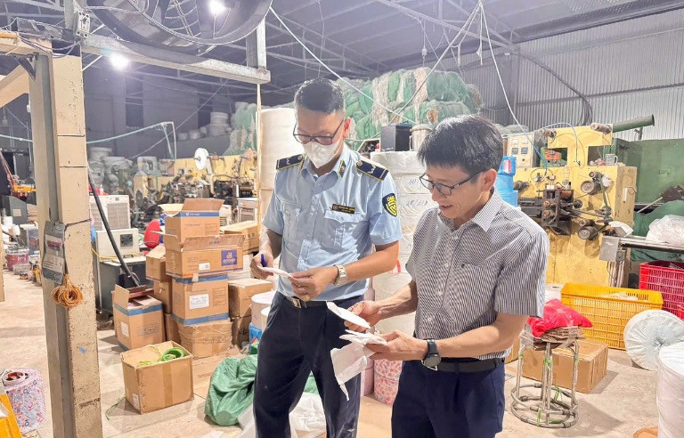 Đoàn kiểm tra làm việc tại cơ sở của ông N.V.L