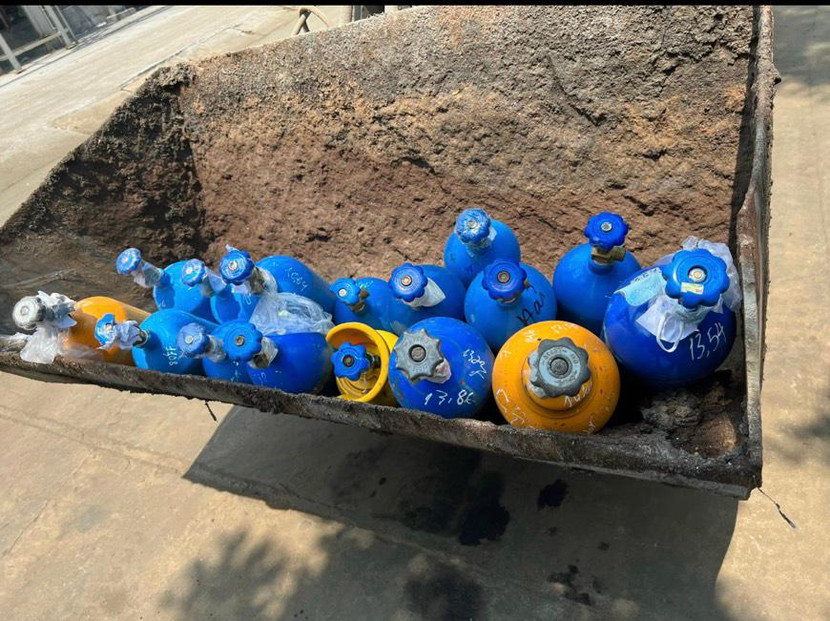 Thu giữ gần 100 bình 'bóng cười' tuồn vào các quán karaoke, louge phục vụ giới trẻ ảnh 3 Thu giữ gần 100 bình 'bóng cười' tuồn vào các quán karaoke, louge phục vụ giới trẻ ảnh 3