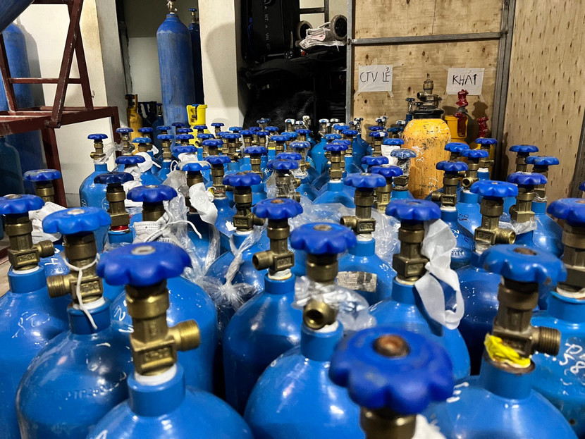 Kho chứa các bình khí cười trên địa bàn phường Quan Hoa được Công an quận Cầu Giấy phối hợp với Phòng Cảnh sát kinh tế - CATP Hà Nội và lực lượng QLTT phát hiện, thu giữ Kho chứa các bình khí cười trên địa bàn phường Quan Hoa được Công an quận Cầu Giấy phối hợp với Phòng Cảnh sát kinh tế - CATP Hà Nội và lực lượng QLTT phát hiện, thu giữ