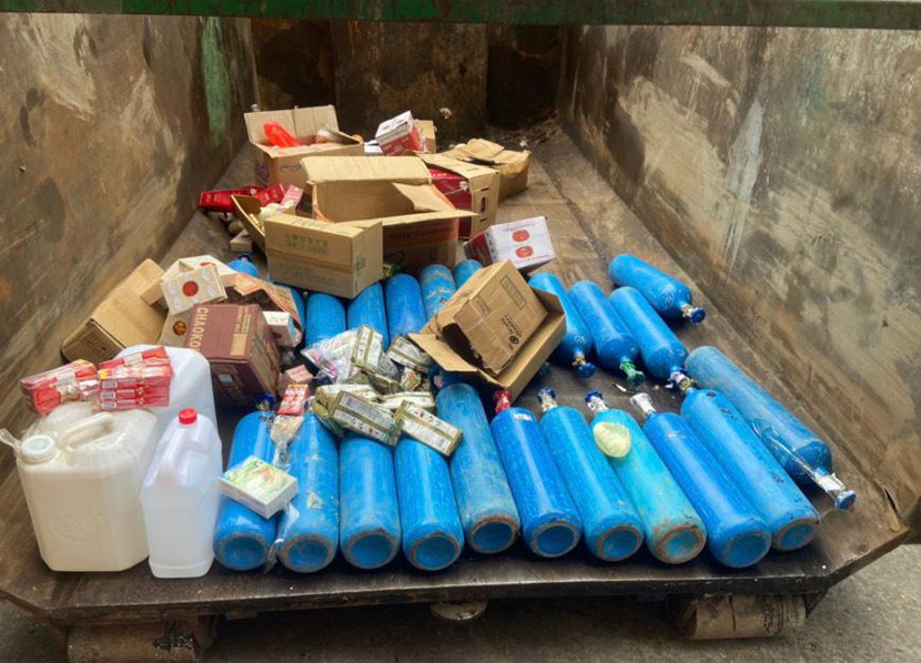 Thu giữ gần 100 bình 'bóng cười' tuồn vào các quán karaoke, louge phục vụ giới trẻ ảnh 1 Thu giữ gần 100 bình 'bóng cười' tuồn vào các quán karaoke, louge phục vụ giới trẻ ảnh 1