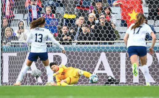 Thủ môn Kim Thanh hoá giải quả 11m của tiền đạo số 1 Mỹ - Morgan (Ảnh: Tân Hoa xã) Thủ môn Kim Thanh hoá giải quả 11m của tiền đạo số 1 Mỹ - Morgan (Ảnh: Tân Hoa xã)