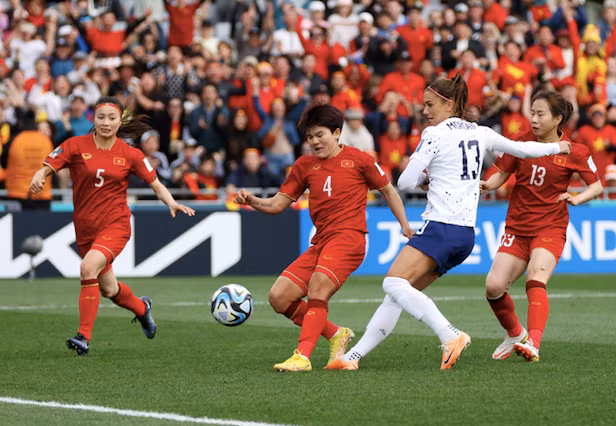 Tuyển nữ Mỹ (áo trắng) gây áp lực lớn lên hàng phòng ngự Việt Nam