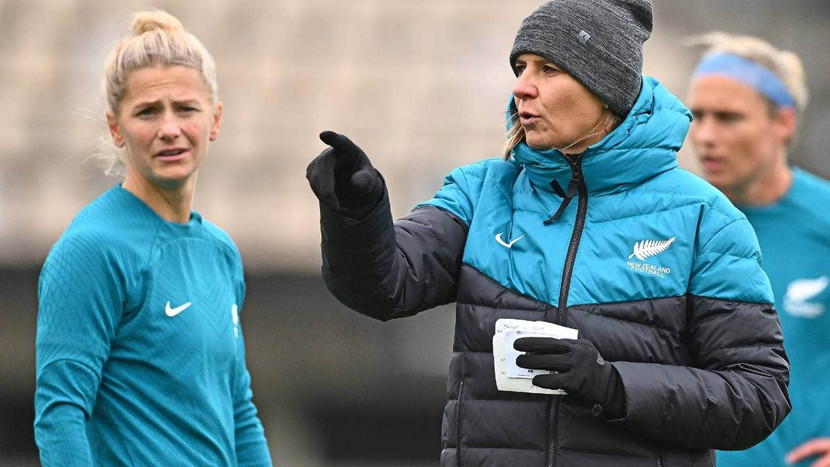 HLV Jitka Klimková cùng đội tuyển New Zealanf tập tại Napier, chuẩn bị cho trận giao hữu với tuyển nữ Việt Nam ngày 10-7 HLV Jitka Klimková cùng đội tuyển New Zealanf tập tại Napier, chuẩn bị cho trận giao hữu với tuyển nữ Việt Nam ngày 10-7