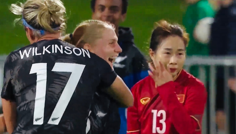 Jacqui Hand cùng đồng đội ăn mừng bàn thắng nhân đôi cách biệt Jacqui Hand cùng đồng đội ăn mừng bàn thắng nhân đôi cách biệt