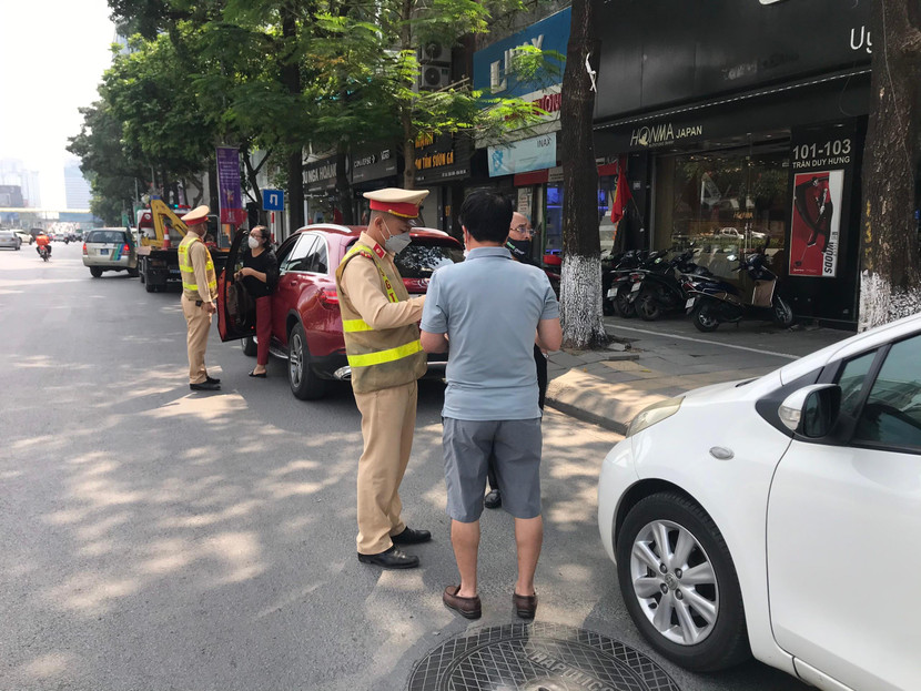 Khá nhiều phương tiện dừng, đỗ dưới lòng, lề đường bị xử lý
