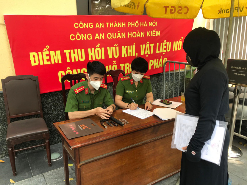 Người dân quận Hoàn Kiếm tự nguyện giao nộp 5 viên đạn Người dân quận Hoàn Kiếm tự nguyện giao nộp 5 viên đạn