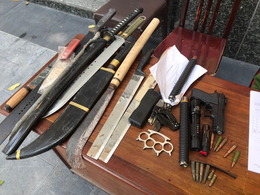 Vũ khí 'nóng', công cụ hỗ trợ và vật liệu nổ được Công an quận Hoàn Kiếm thu hồi trong buổi sáng 5-5 Vũ khí 'nóng', công cụ hỗ trợ và vật liệu nổ được Công an quận Hoàn Kiếm thu hồi trong buổi sáng 5-5