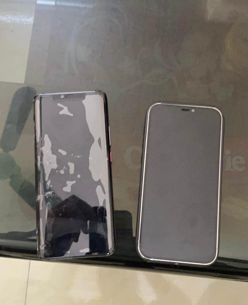 Cơ quan công an đã thu hồi 2 chiếc điện thoại di động nghi là của hai nữ du khách người Nga Cơ quan công an đã thu hồi 2 chiếc điện thoại di động nghi là của hai nữ du khách người Nga