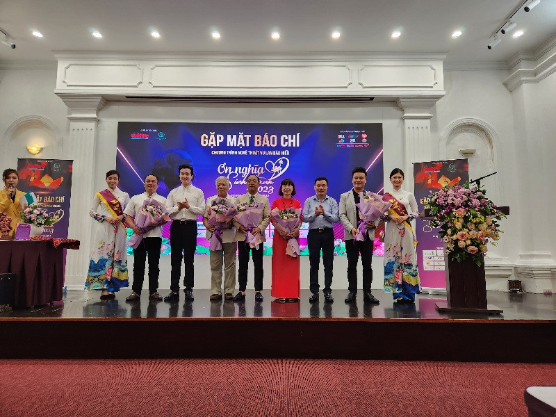 Đại diện Cục Báo chí (Bộ TT-TT), đại diện Thành đoàn Hà Nội tặng hoa chúc mừng các thành viên Ban tổ chức chương trình "Ơn nghĩa sinh thành" Đại diện Cục Báo chí (Bộ TT-TT), đại diện Thành đoàn Hà Nội tặng hoa chúc mừng các thành viên Ban tổ chức chương trình "Ơn nghĩa sinh thành"