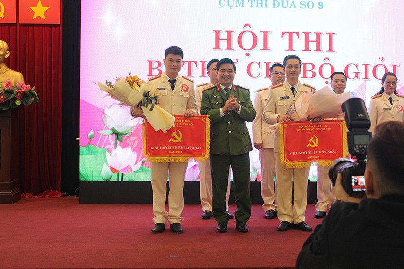 Các thí sinh xuất sắc nhận giải từ Ban giám khảo hội thi Các thí sinh xuất sắc nhận giải từ Ban giám khảo hội thi