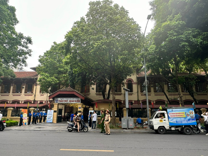 Cảnh sát giao thông Thủ đô phân luồng, đồng hành cùng các em học sinh bước vào lớp 10 ảnh 2