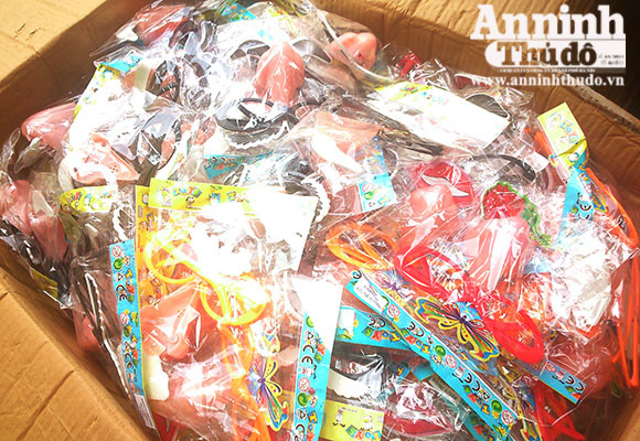 Đồ chơi lậu tràn về Hà Nội “đón” Trung thu ảnh 4