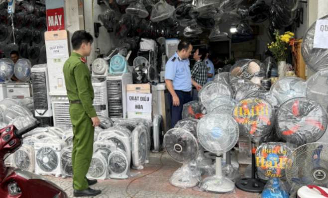 Lực lượng chức năng kiểm tra cửa hàng kinh doanh quạt điện