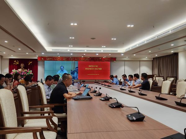 Các đại biểu tham dự hội nghị tại điểm cầu Thành ủy Hà Nội