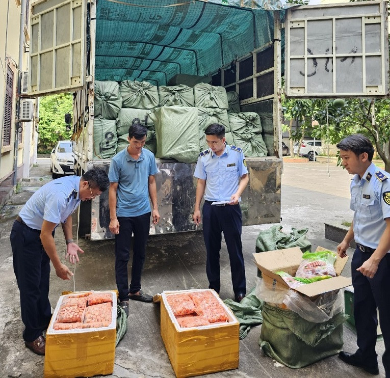 Số trứng non và thịt vịt có dấu vi phạm bị tạm giữ