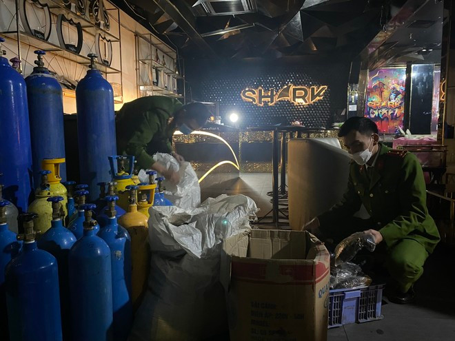 Kiểm tra quán bar Shark Club, Công an quận Hoàn Kiếm thu giữ 29 bình “khí cười” Kiểm tra quán bar Shark Club, Công an quận Hoàn Kiếm thu giữ 29 bình “khí cười”