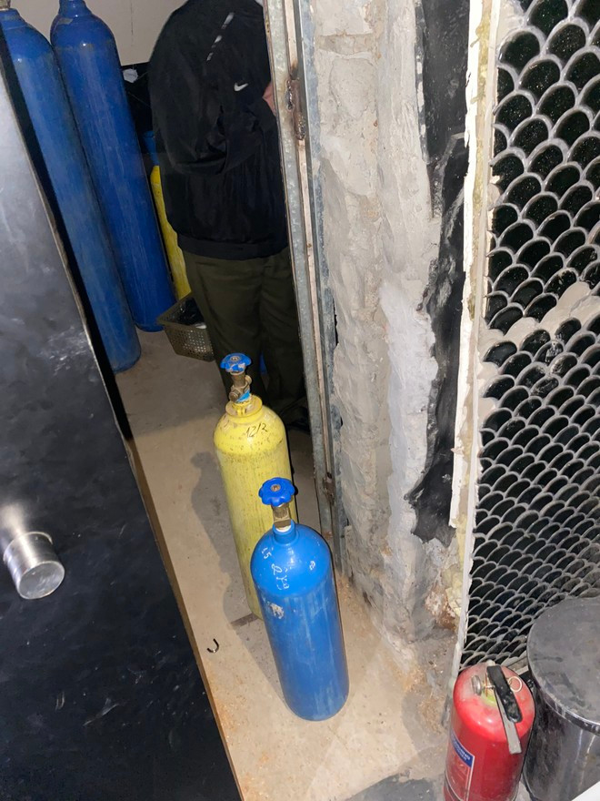 Để qua mặt lực lượng chức năng, quán bar Shark Club đã mở thông một “địa đạo” nối kho chứa “khí cười” và nhà vệ sinh nữ Để qua mặt lực lượng chức năng, quán bar Shark Club đã mở thông một “địa đạo” nối kho chứa “khí cười” và nhà vệ sinh nữ