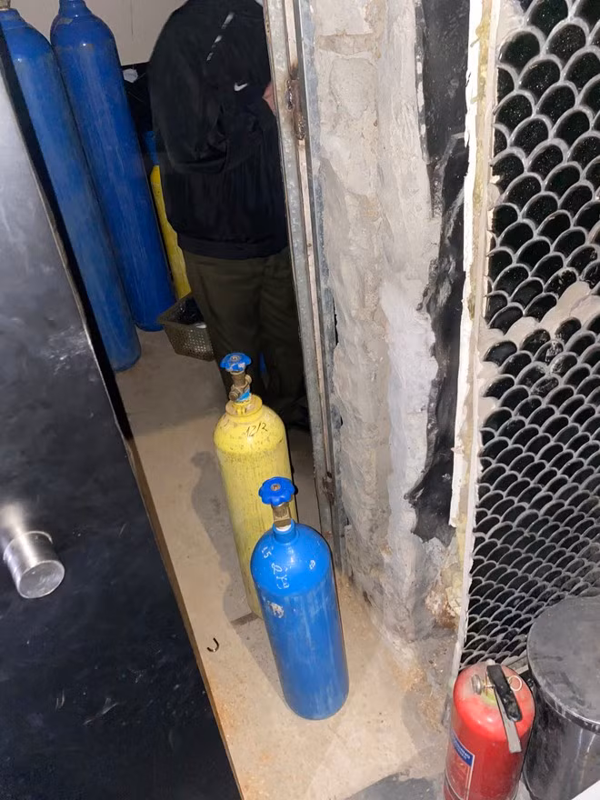 Để qua mặt lực lượng chức năng, quán bar Shark Club đã mở thông một “địa đạo” nối kho chứa “khí cười” và nhà vệ sinh nữ