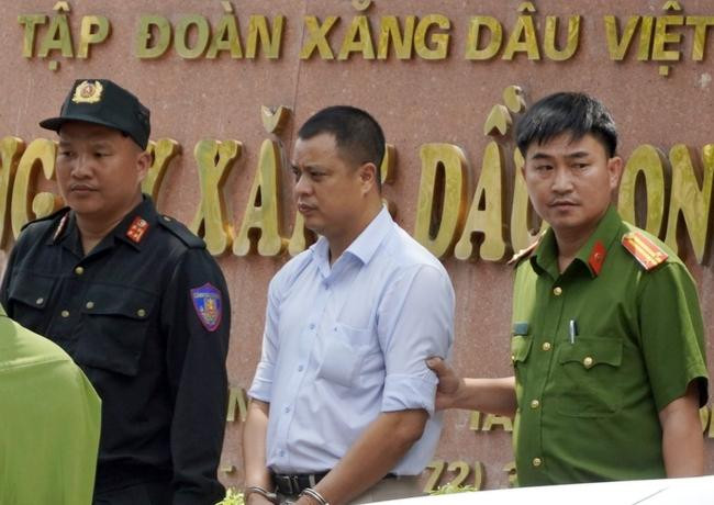 Giám đốc Petrolimex Long An- Lương Đình Tiến bị bắt vì liên quan đến đường dây buôn lậu, sản xuất xăng giả (ảnh: Internet)