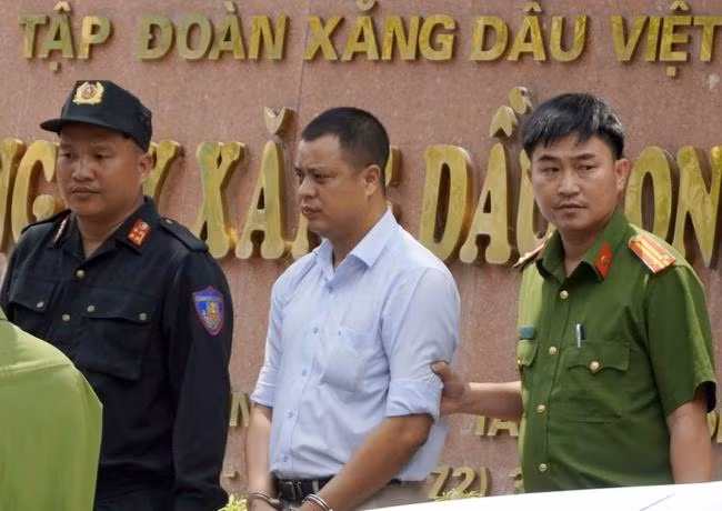 Giám đốc Petrolimex Long An- Lương Đình Tiến bị bắt vì liên quan đến đường dây buôn lậu, sản xuất xăng giả (ảnh: Internet)