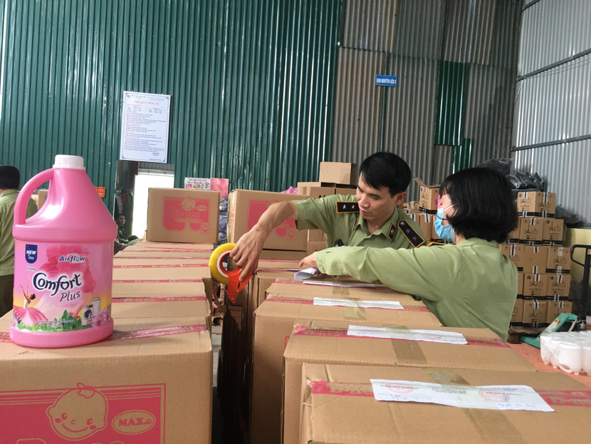 Lực lượng chức năng kiểm đếm hàng hóa nghi giả nhãn hiệu nổi tiếng Lực lượng chức năng kiểm đếm hàng hóa nghi giả nhãn hiệu nổi tiếng