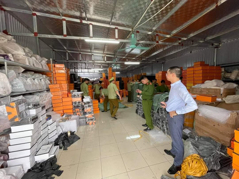 Số hàng giả trong ho hàng giả "khủng" tại Nam Định phải chở bằng 18 xe ô tô tải