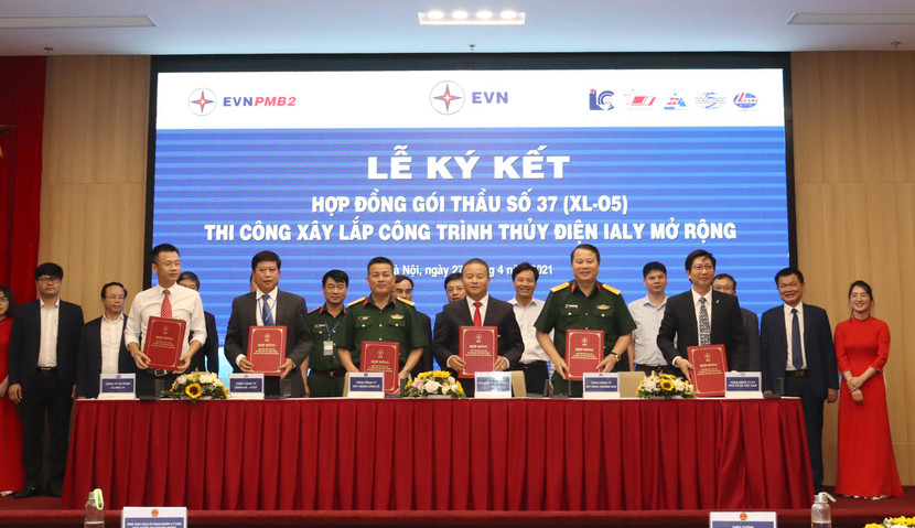 Ký kết gói thầu thi công xây lắp công trình thủy điện Ialy mở rộng Ký kết gói thầu thi công xây lắp công trình thủy điện Ialy mở rộng